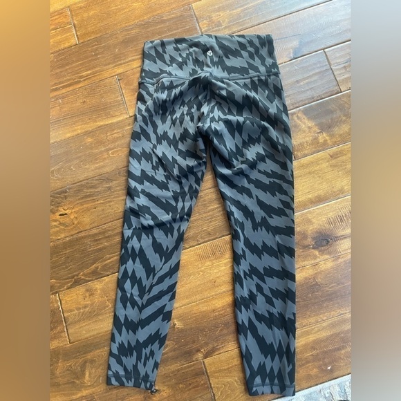 Lululemon leggings size 8 - Picture 2 of 4